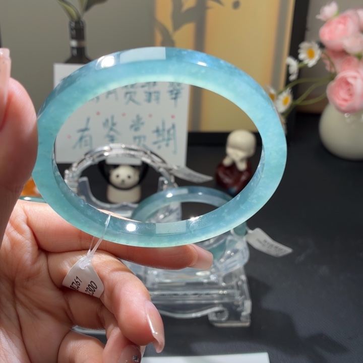 翡翠未镶嵌手镯高冰浅蓝