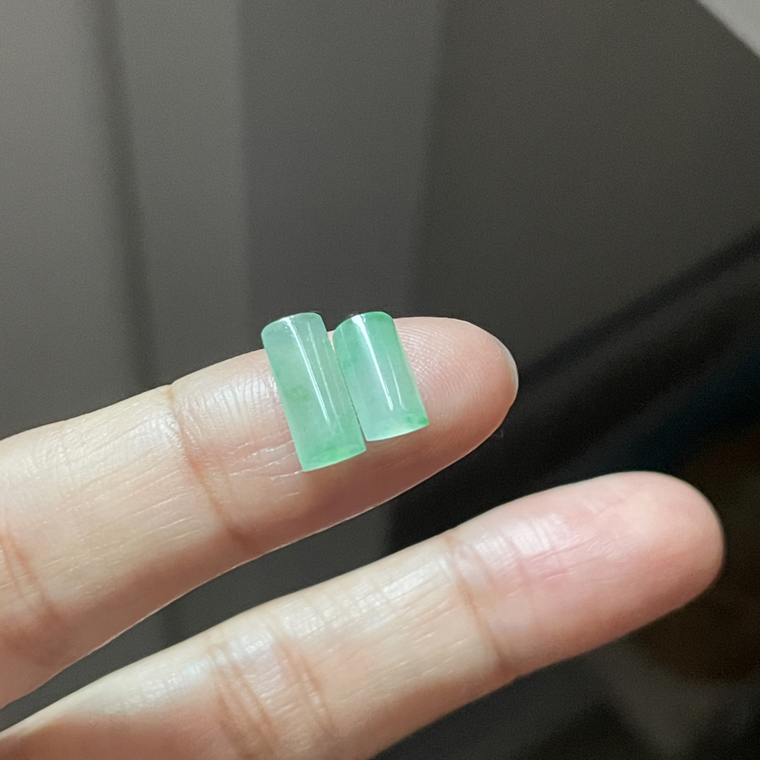 天然翡翠自然光实拍冰透绿底可做耳饰手链戒面