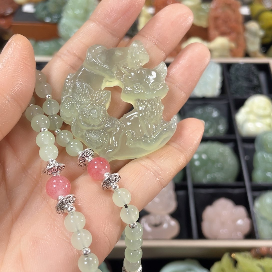 蛇纹石玉颈饰未镶嵌