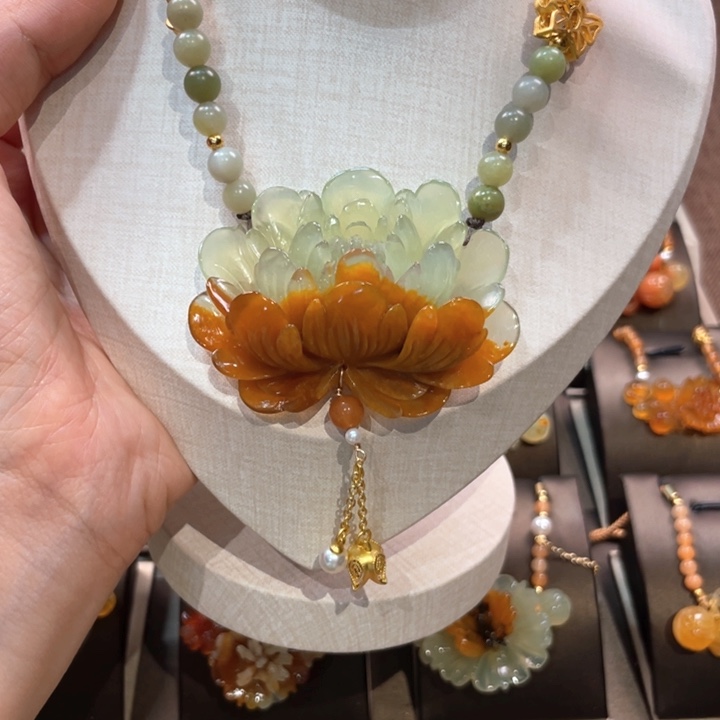 蛇纹石玉吊坠(赠链)未镶嵌