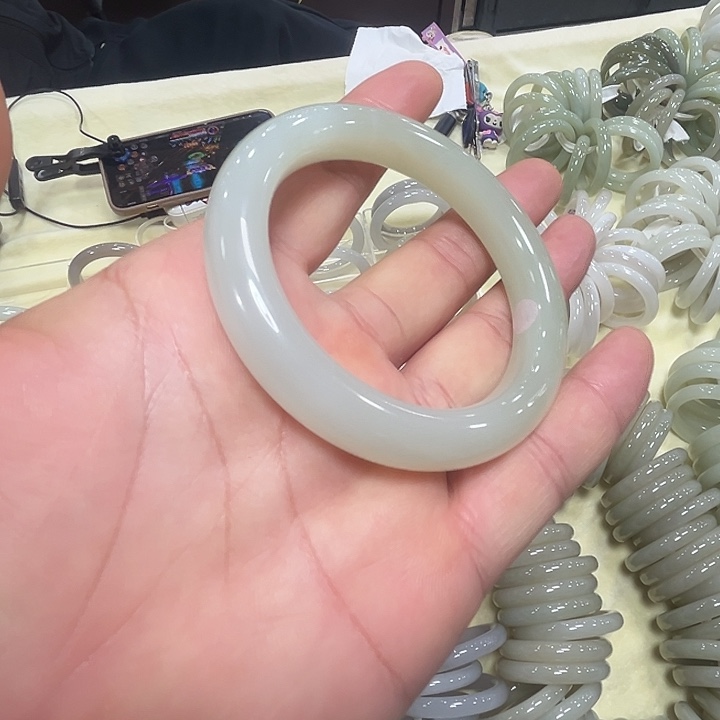 和田玉未镶嵌手镯