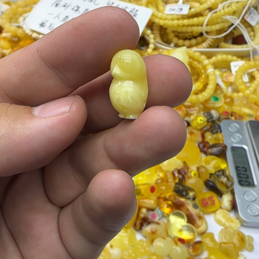 琥珀未镶嵌裸石1.35克有瑕01