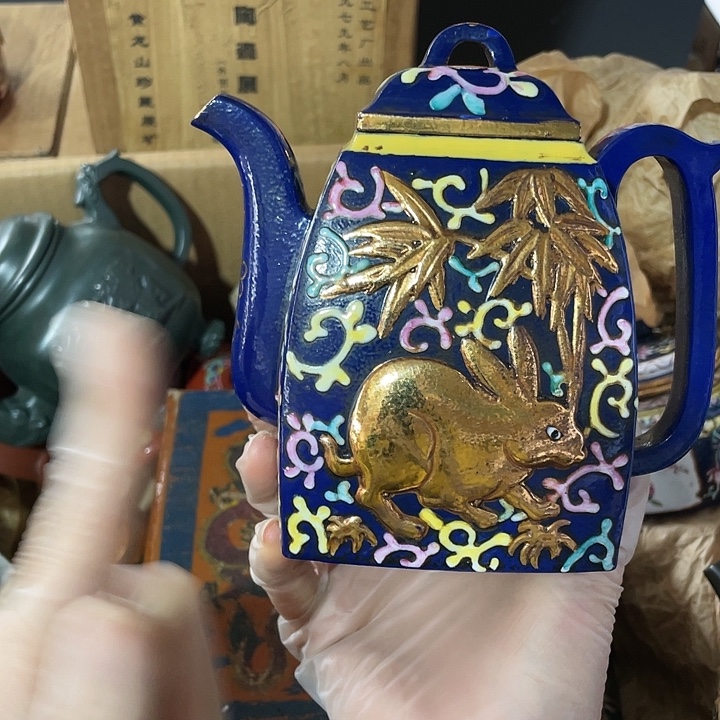 茶壶紫砂原矿泥料，纯手工制作的一把紫砂壶。
