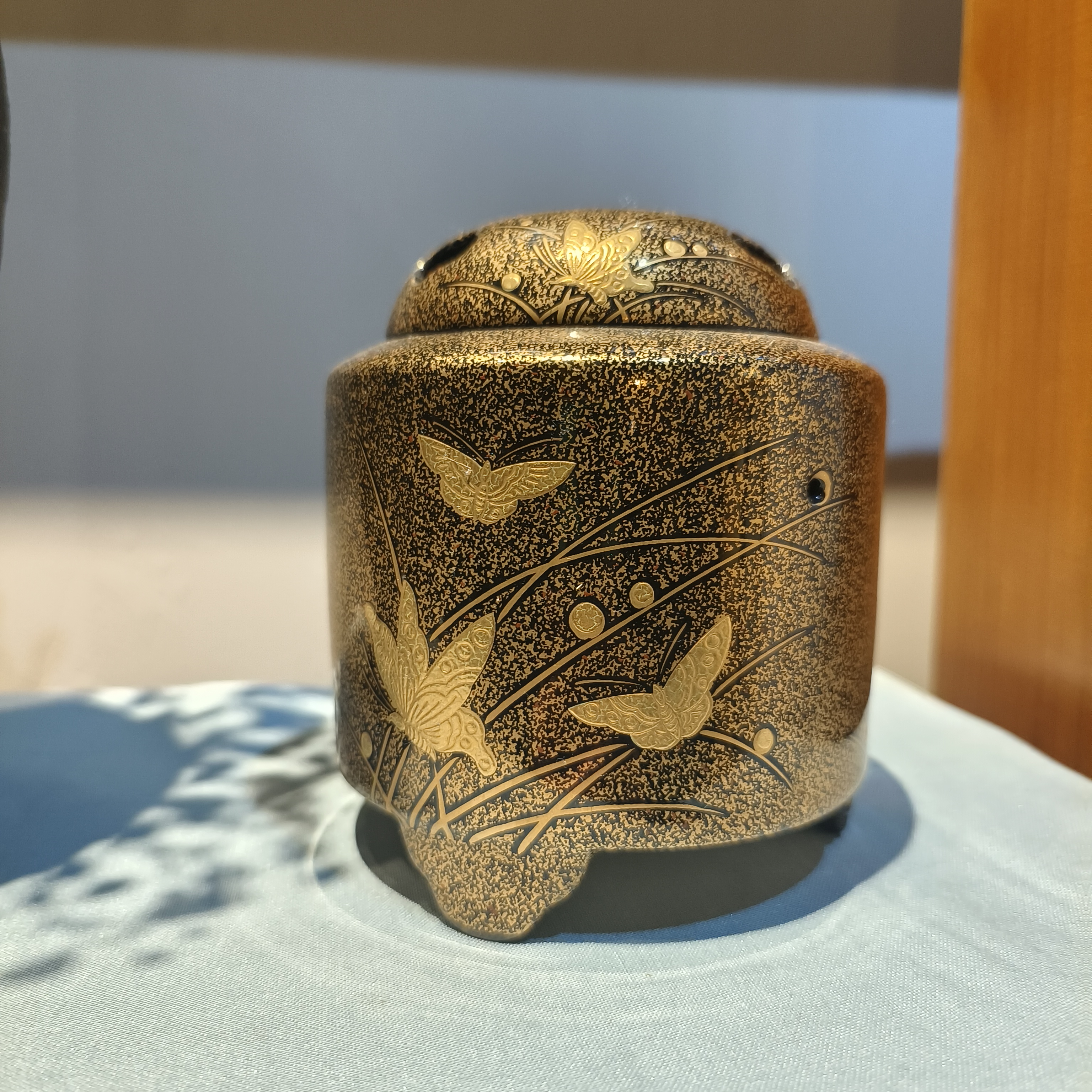 日本回流幸乐窑金彩蝴蝶香炉