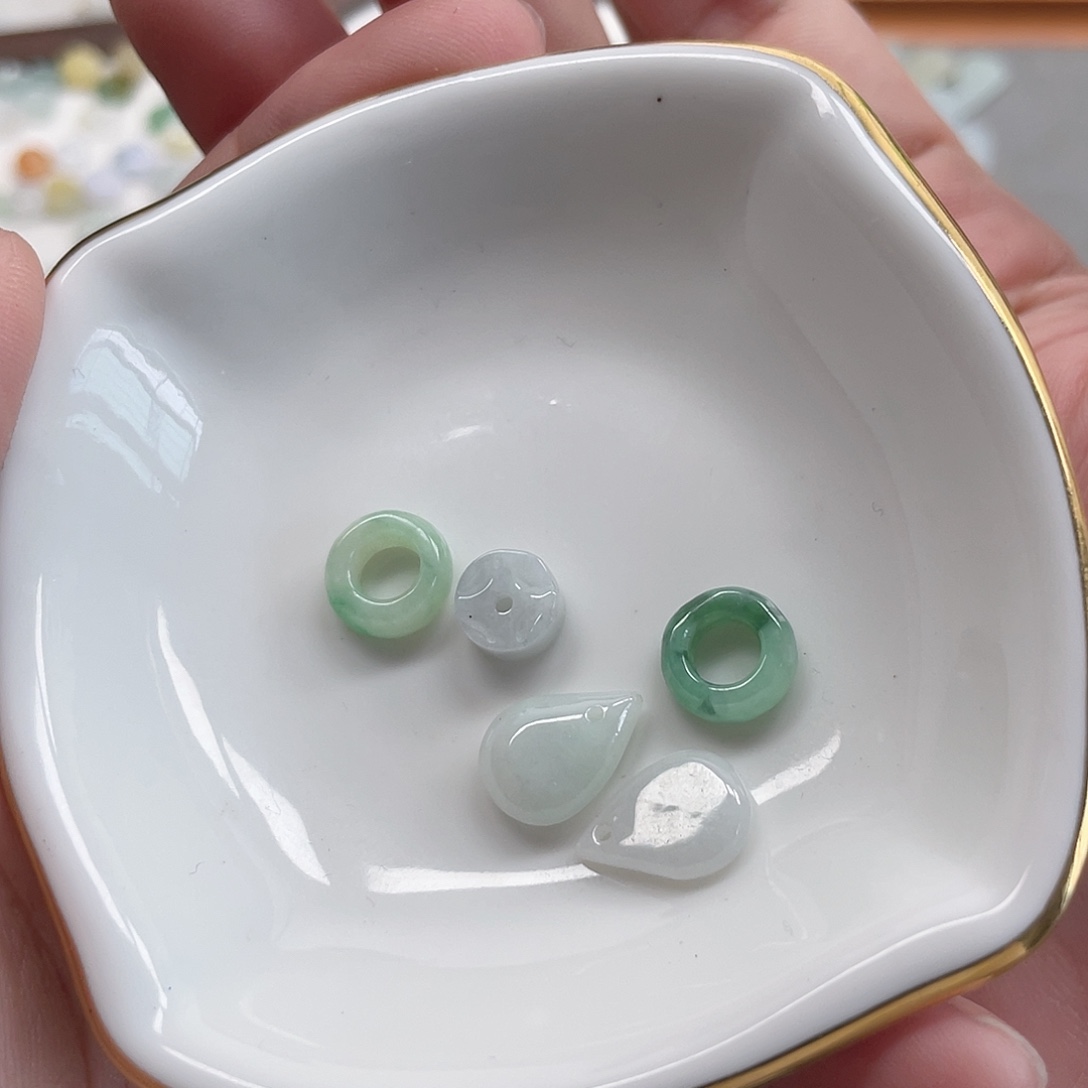 翡翠未镶嵌颈饰小提溜