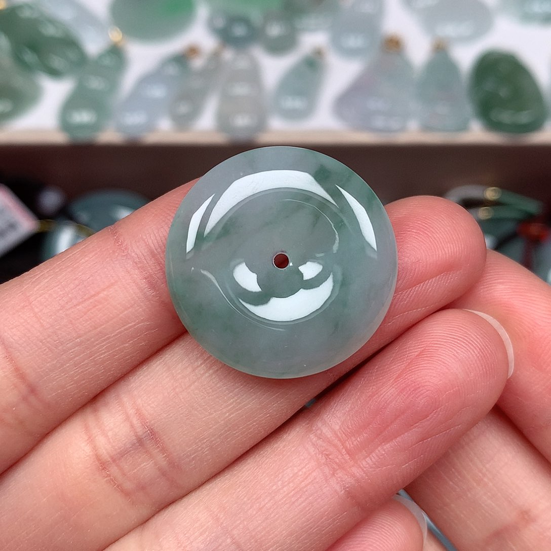 翡翠颈饰未镶嵌平安扣