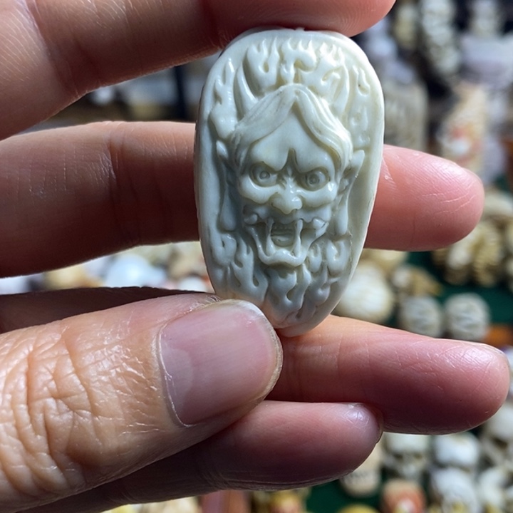 配饰鹿角雕刻一个出