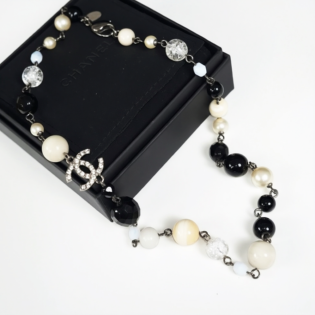 Chanel 黑白灰多色珠项链