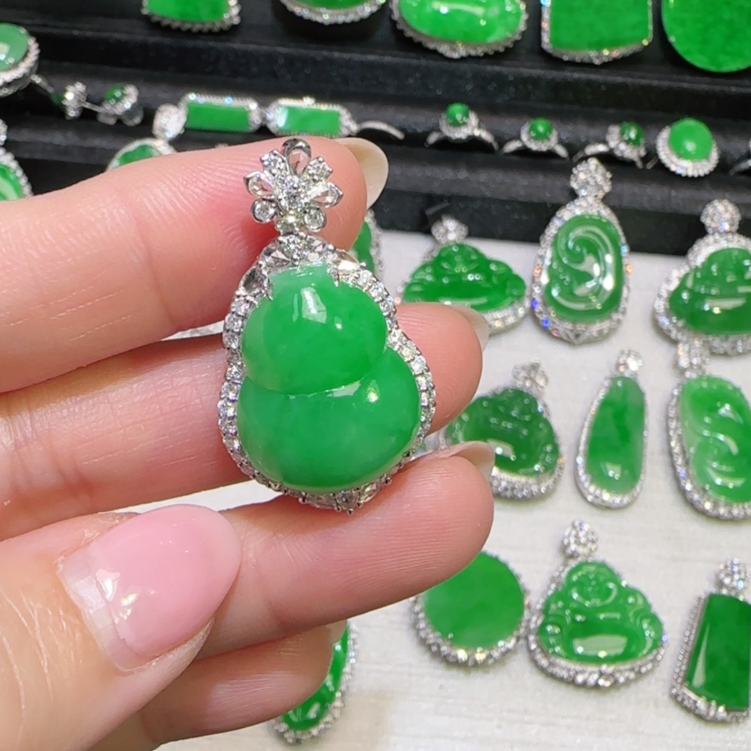 翡翠18K金镶嵌颈饰