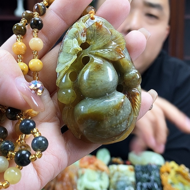 蛇纹石玉吊坠未镶嵌