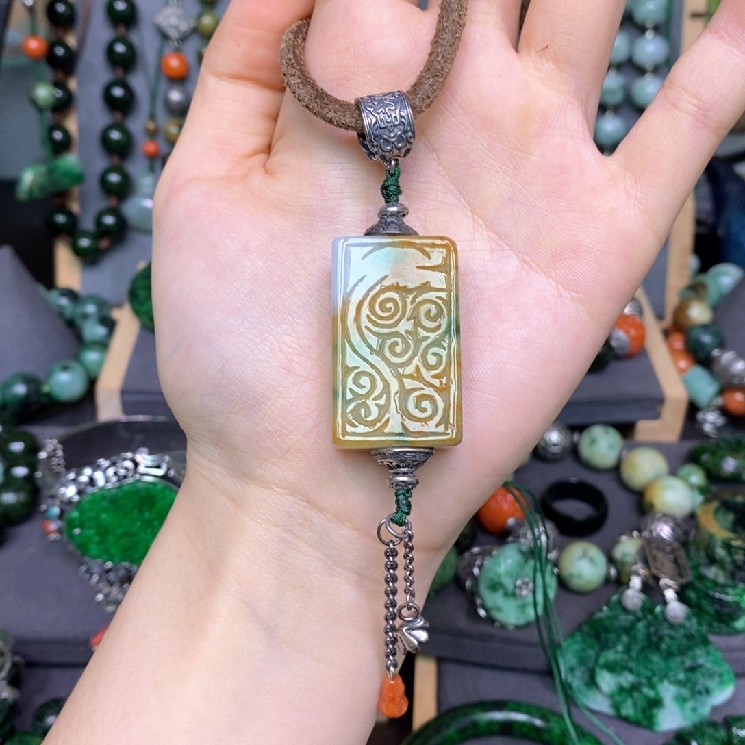 翡翠颈饰未镶嵌漂亮美眉