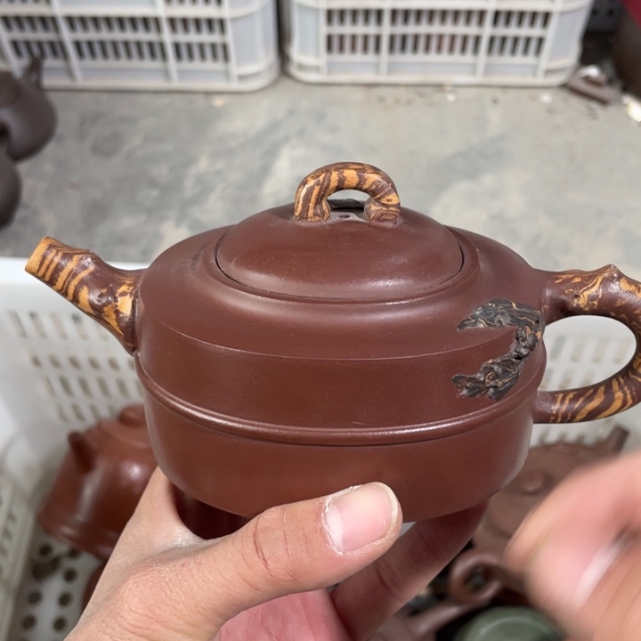 老厂紫砂壶一件。