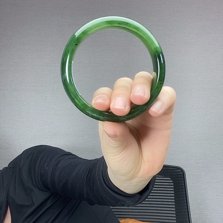 笑****和田玉未镶嵌手镯