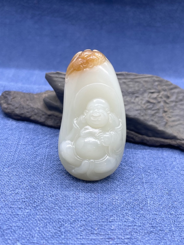 新疆和田玉且末料白玉佛公挂件，带糖色