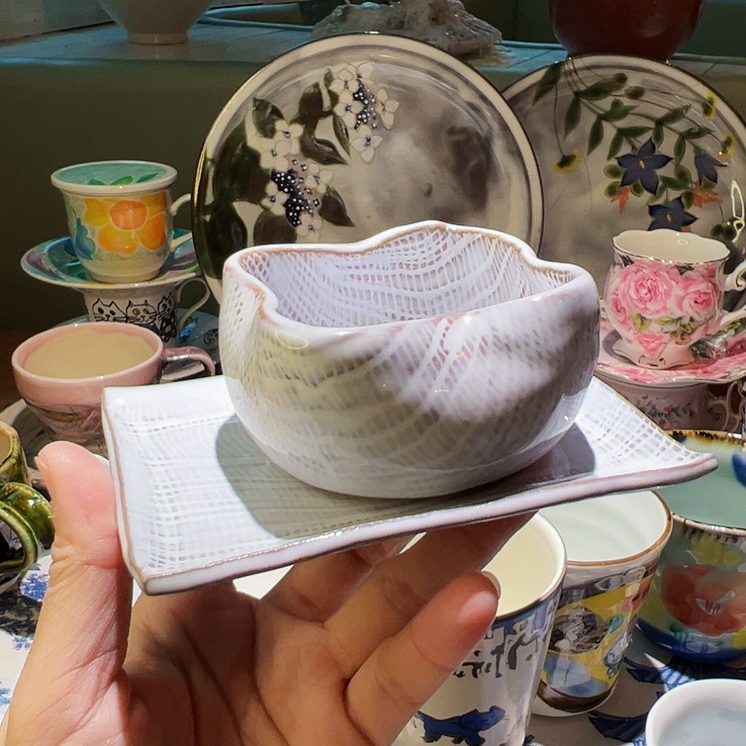 咖啡杯和咖啡杯两块巧克力一次