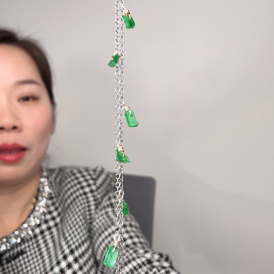 翡翠未镶嵌颈饰一件