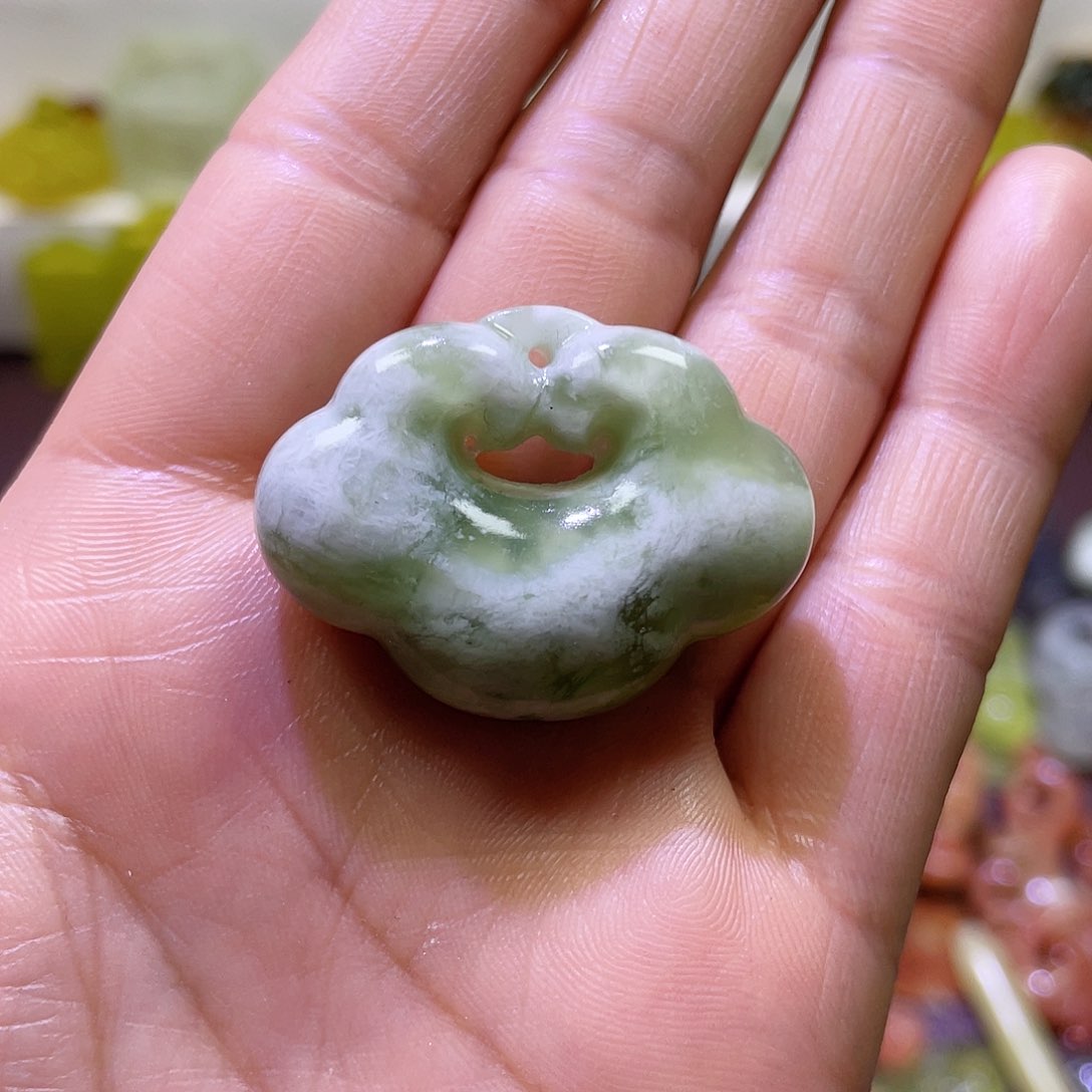 蛇纹石玉颈饰未镶嵌