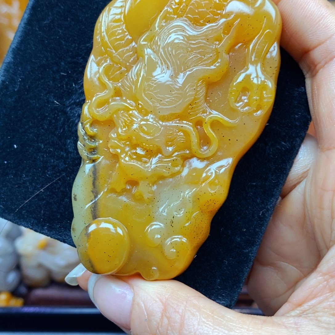 未镶嵌石英质玉（黄龙玉）颈饰
