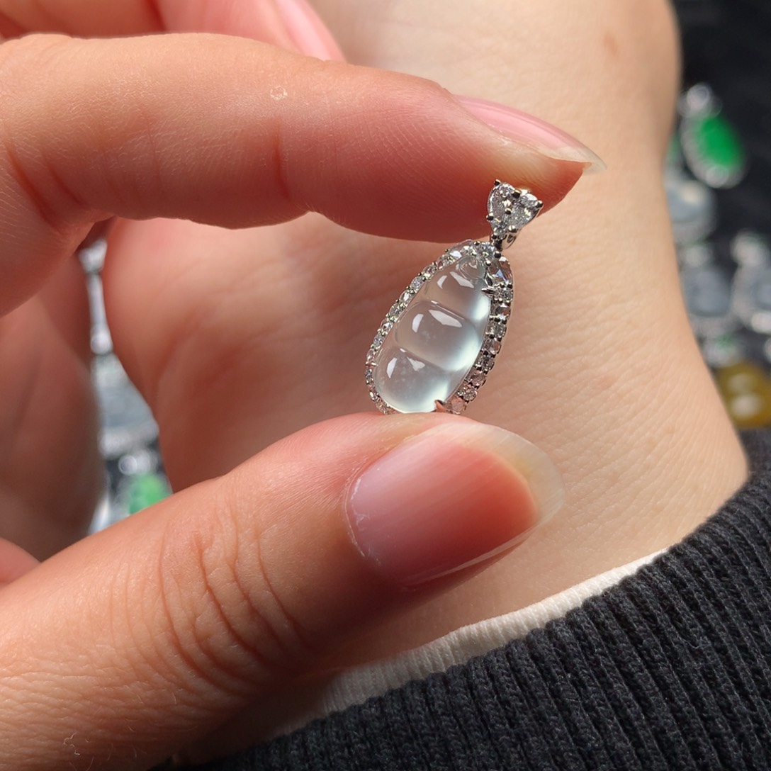 颈饰18K金镶嵌翡翠冰蓝豆子