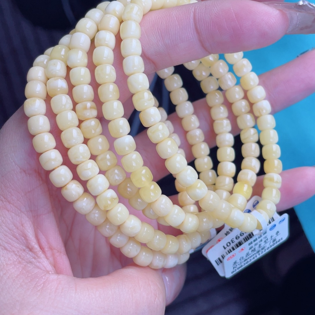 蜜蜡裸石未镶嵌多样性发其中一个