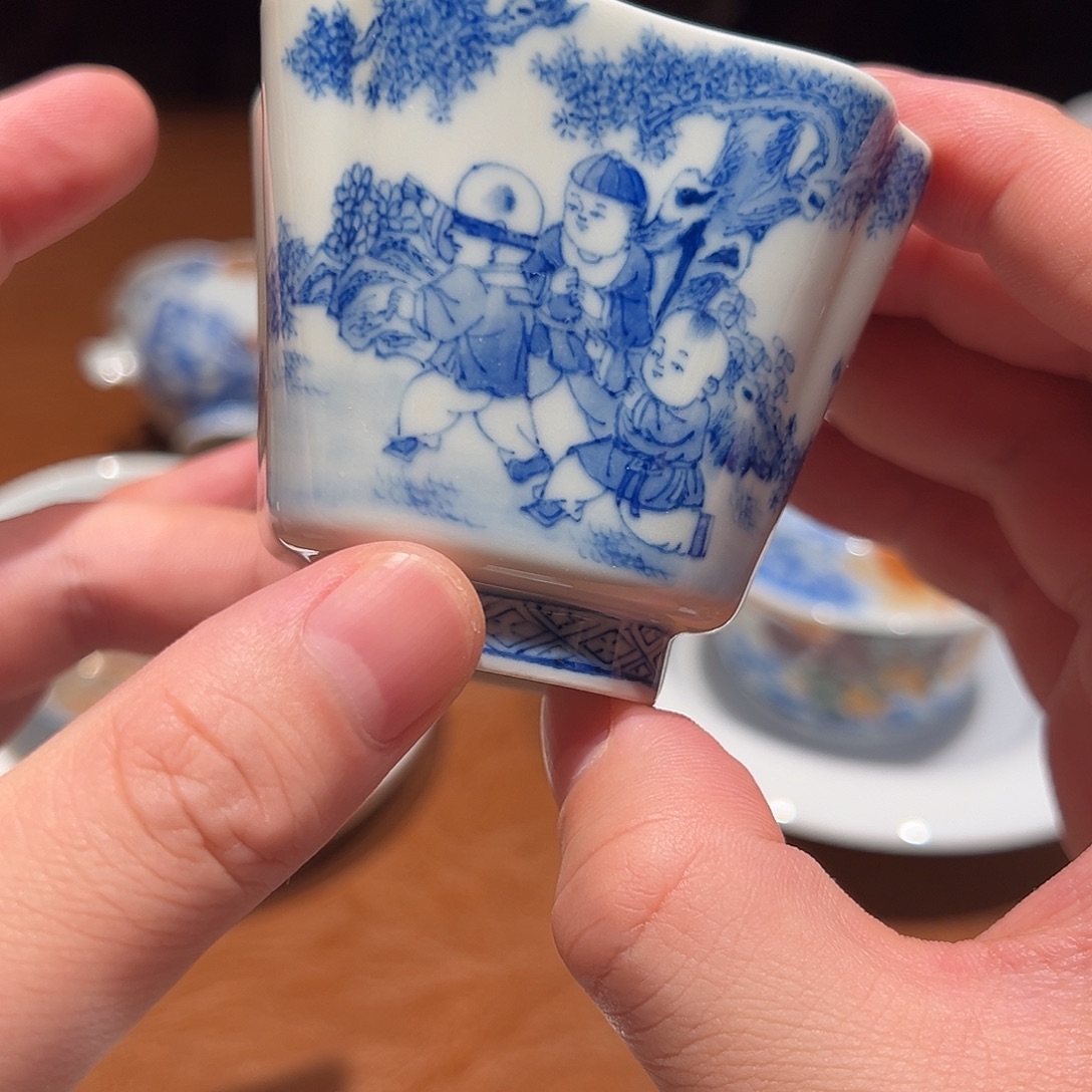 青花人物葵口主人杯