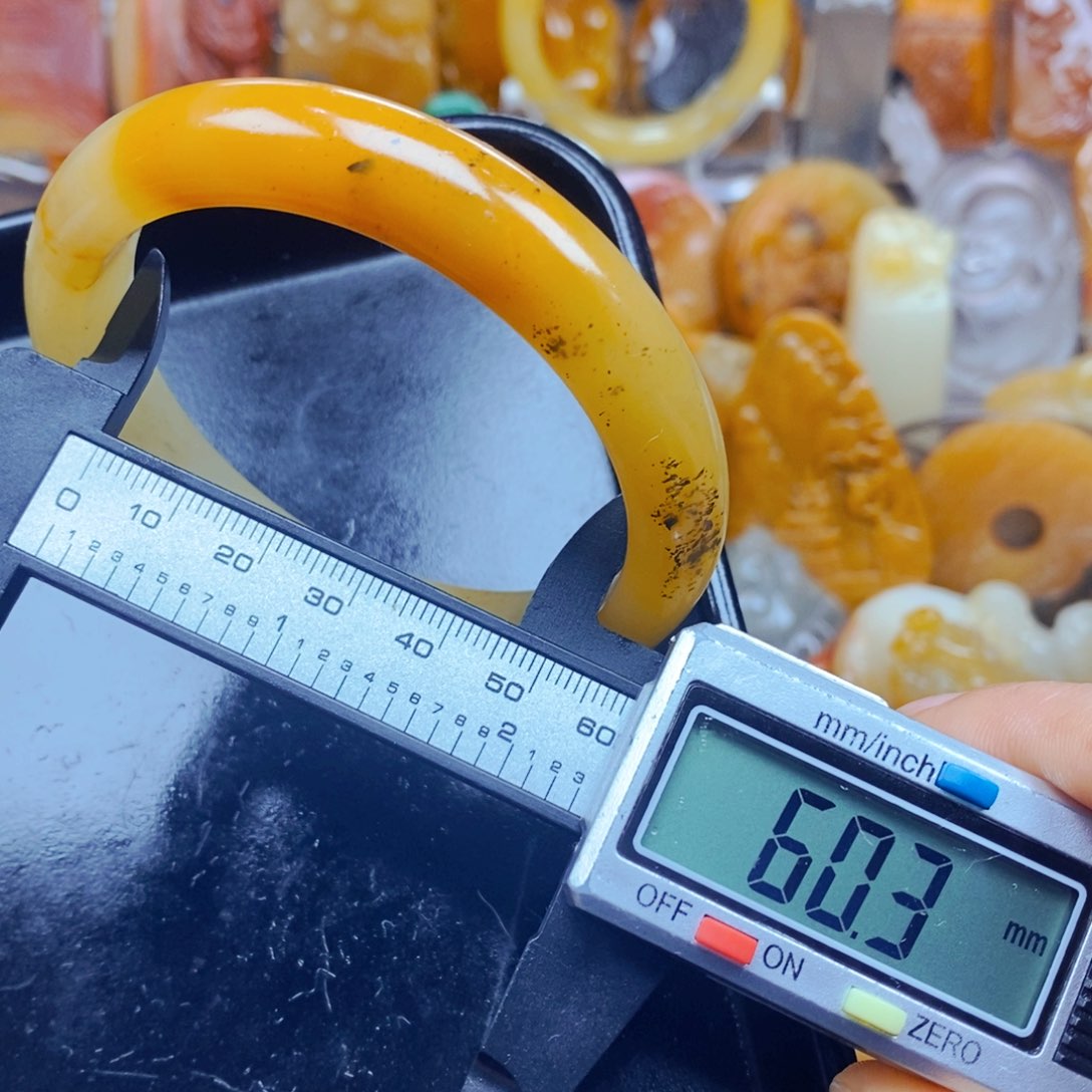 石英质玉（黄龙玉）未镶嵌颈饰