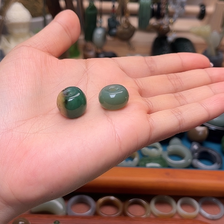 初***见和田玉未镶嵌颈饰