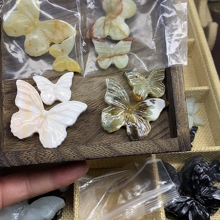 听***看蛇纹石玉未镶嵌颈饰