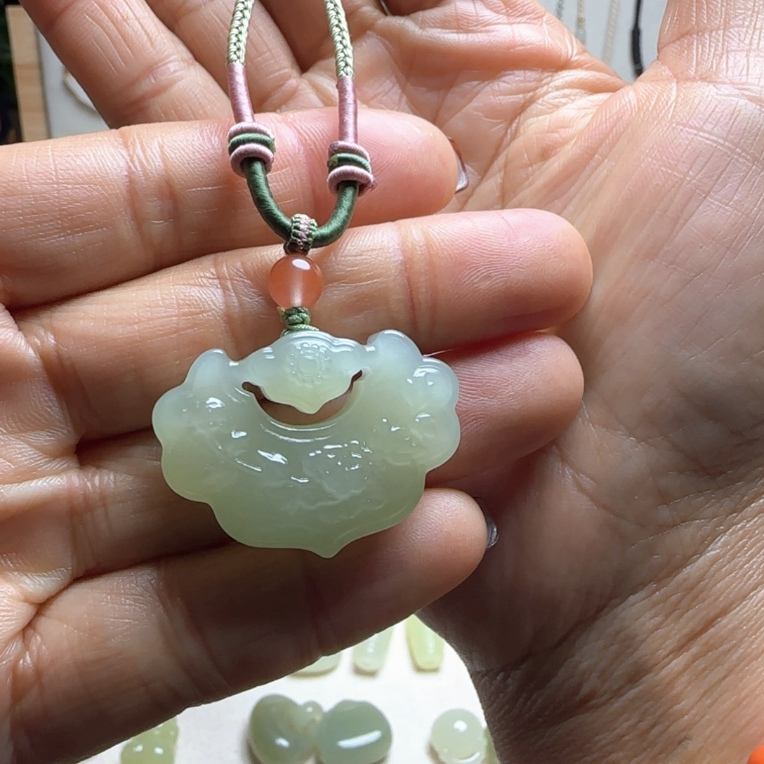 j***枫和田玉未镶嵌颈饰