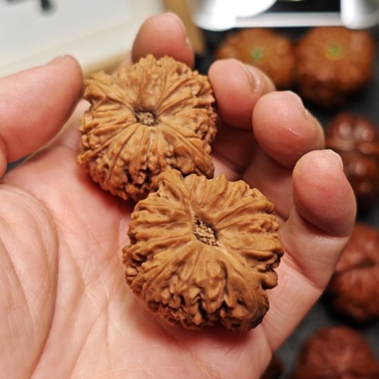 文玩核桃把件凹底南疆石