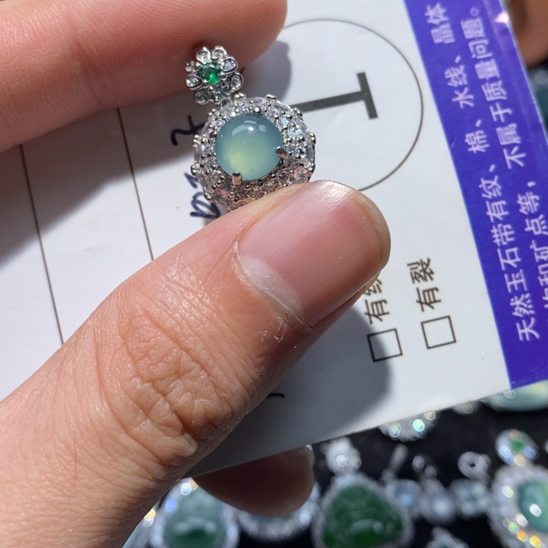 翡翠未镶嵌颈饰翡翠