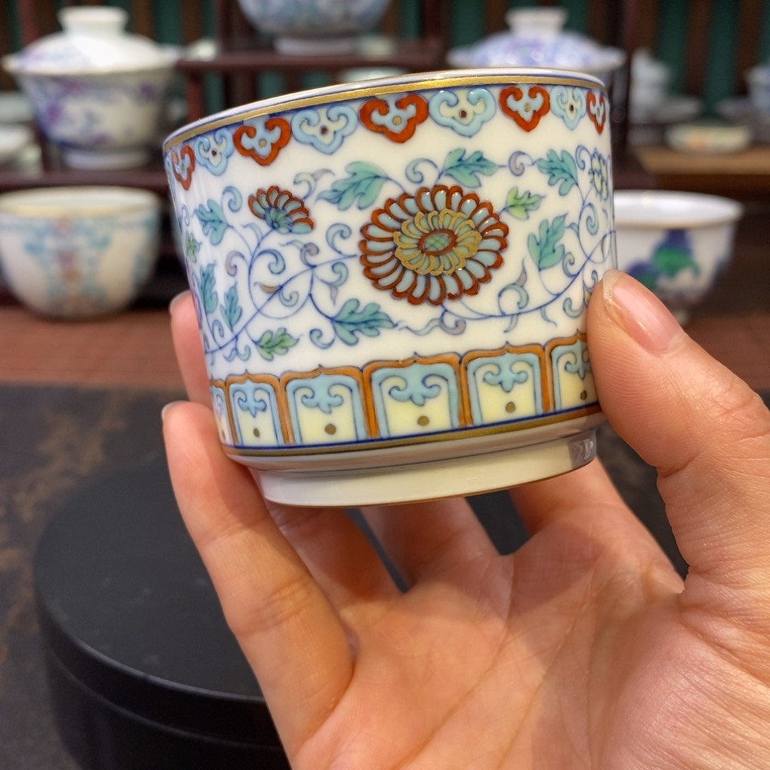 柴胎斗彩缠枝直口杯