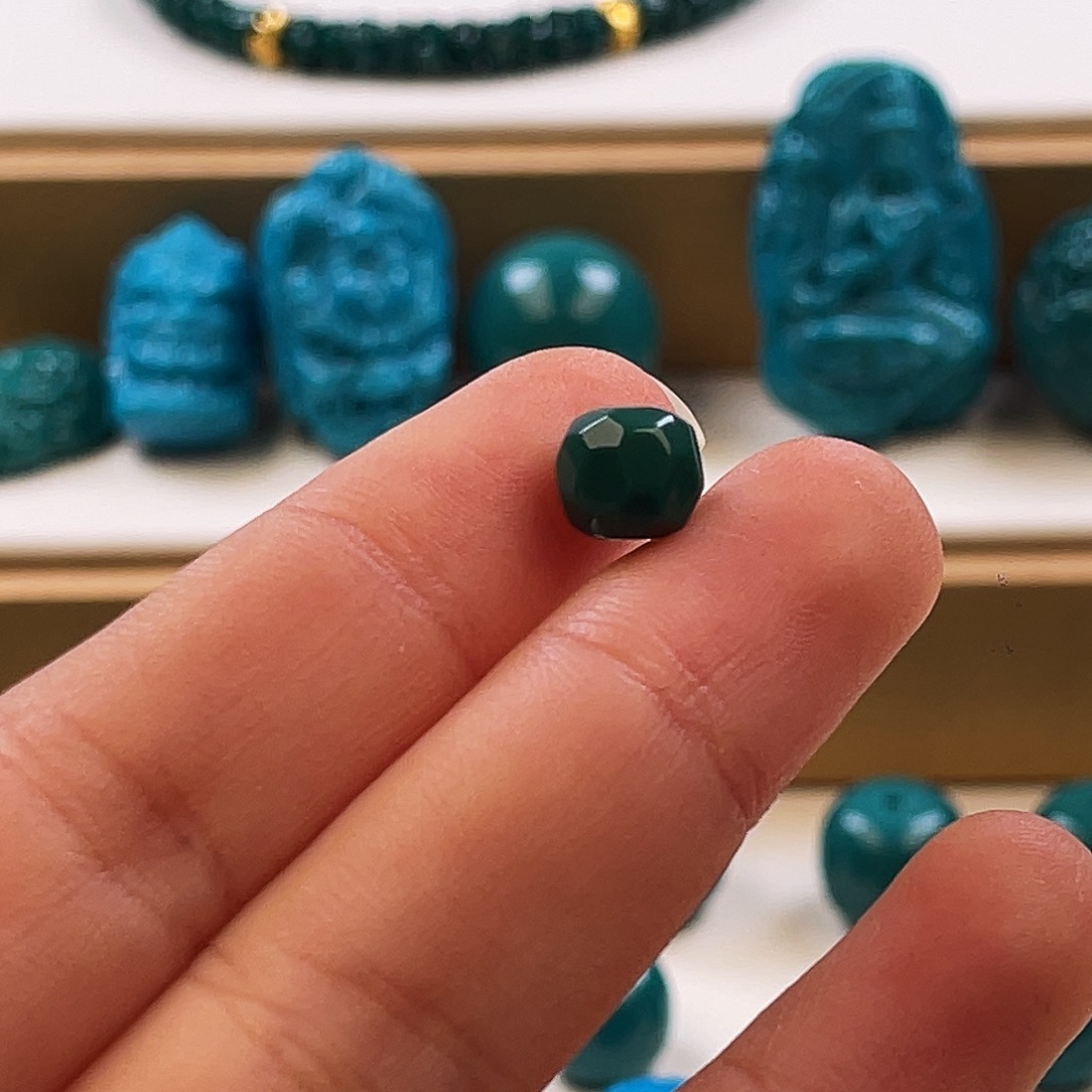 杨***芷绿松石未镶嵌把件