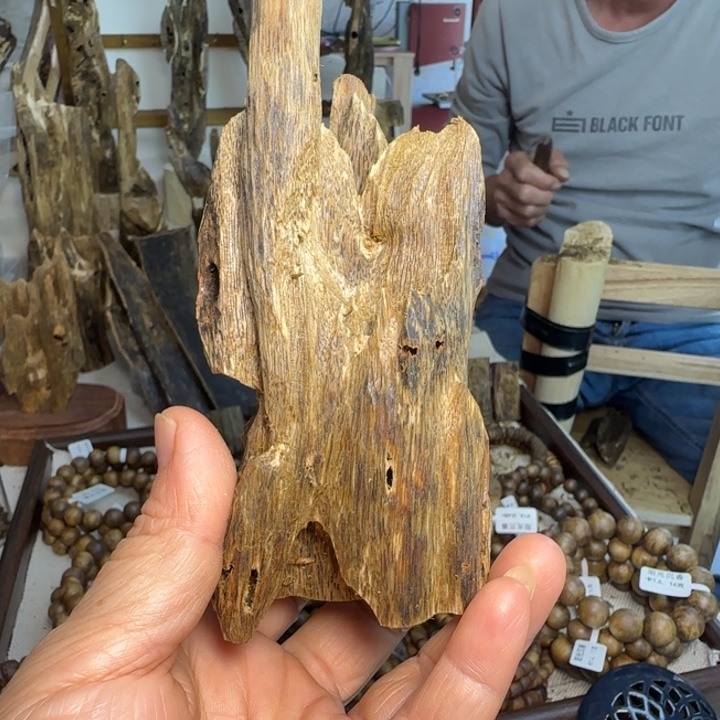 『***卡沉香碎屑沉香块料一个