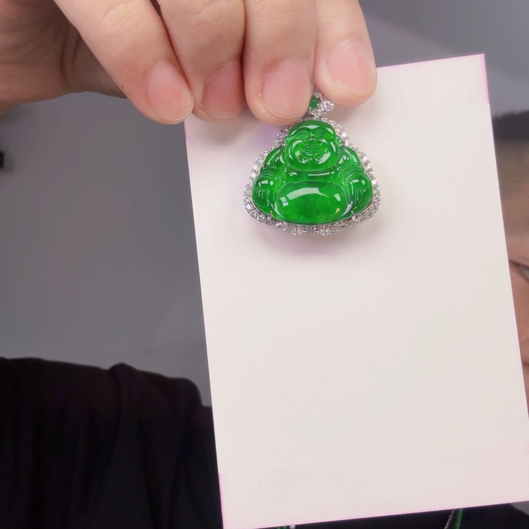 翡翠未镶嵌颈饰一件