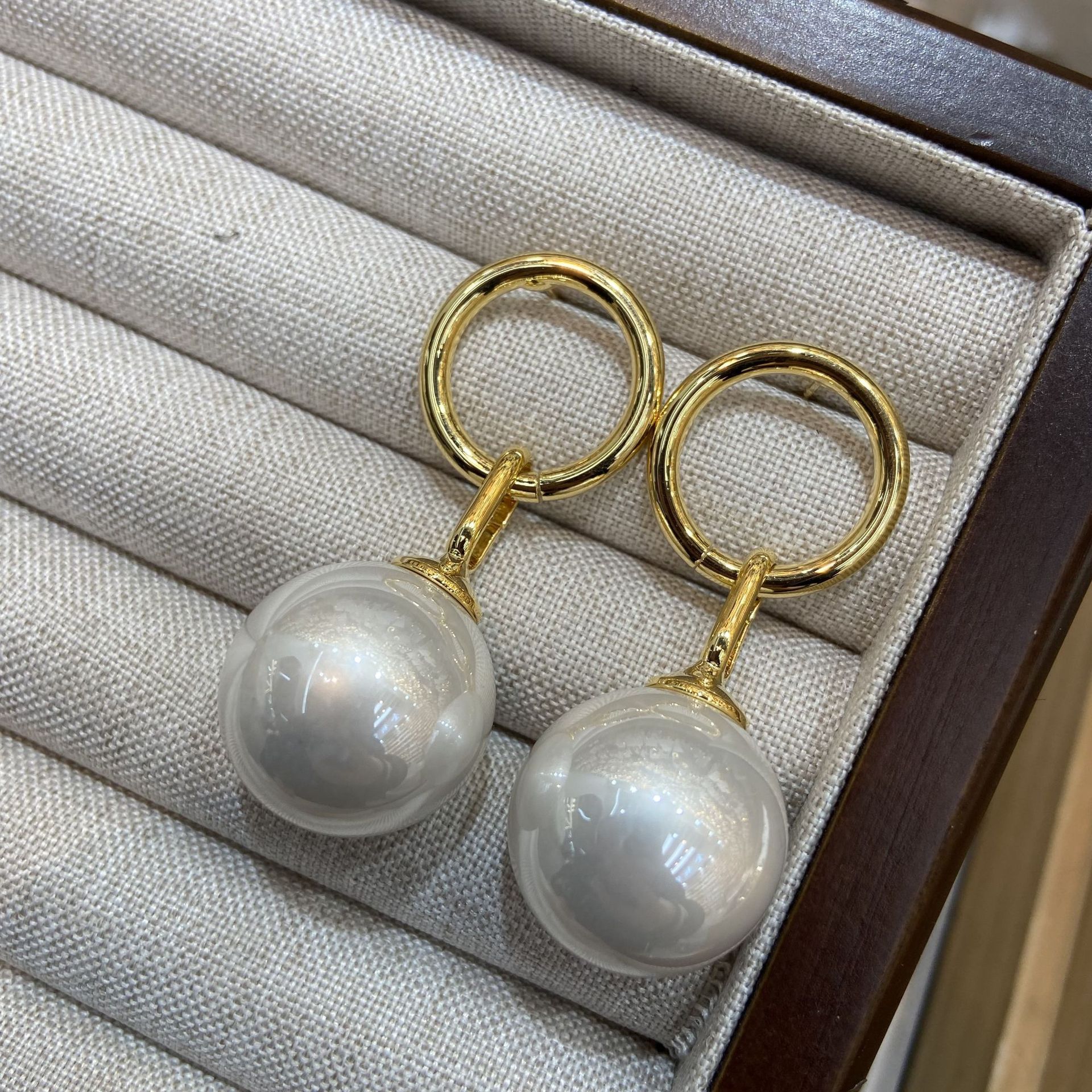 铜合金仿珍珠耳饰 珍珠法式复古轻奢耳坠女高级耳圈耳坠金色耳饰