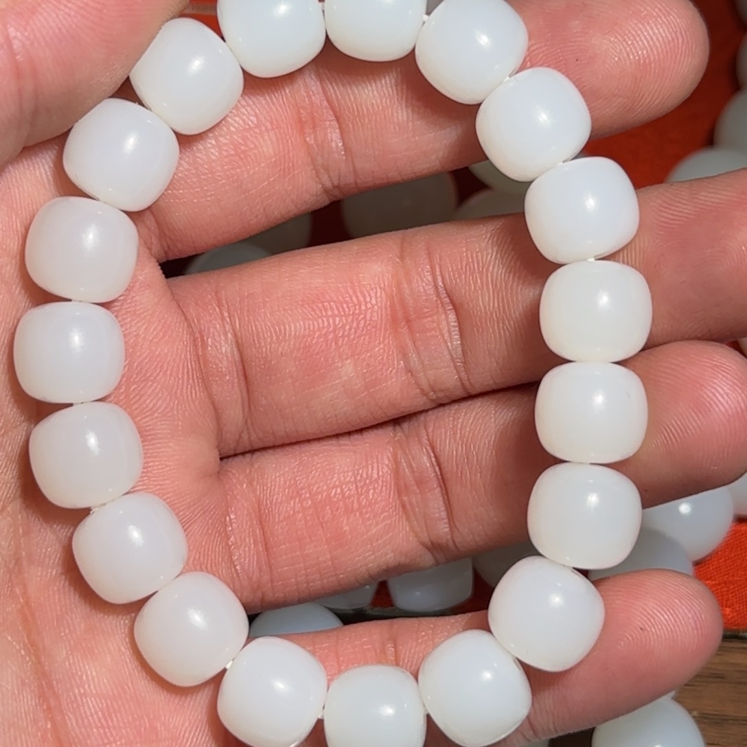 和田玉颈饰未镶嵌笑**?