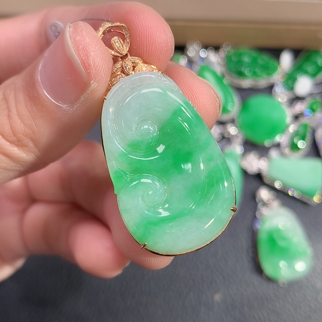 翡翠吊坠(赠链)18K金镶嵌