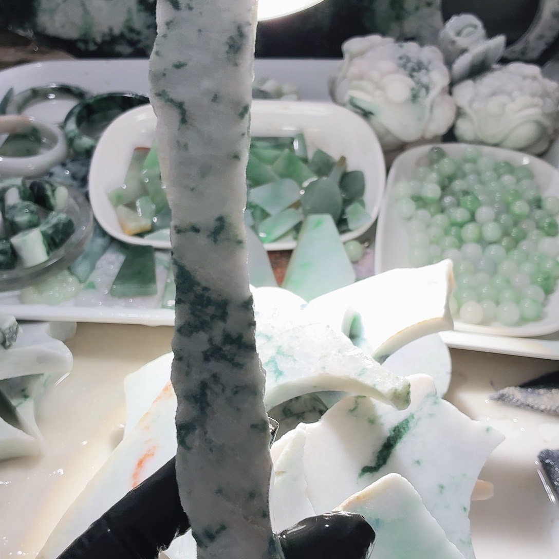 翡翠未镶嵌颈饰边角料