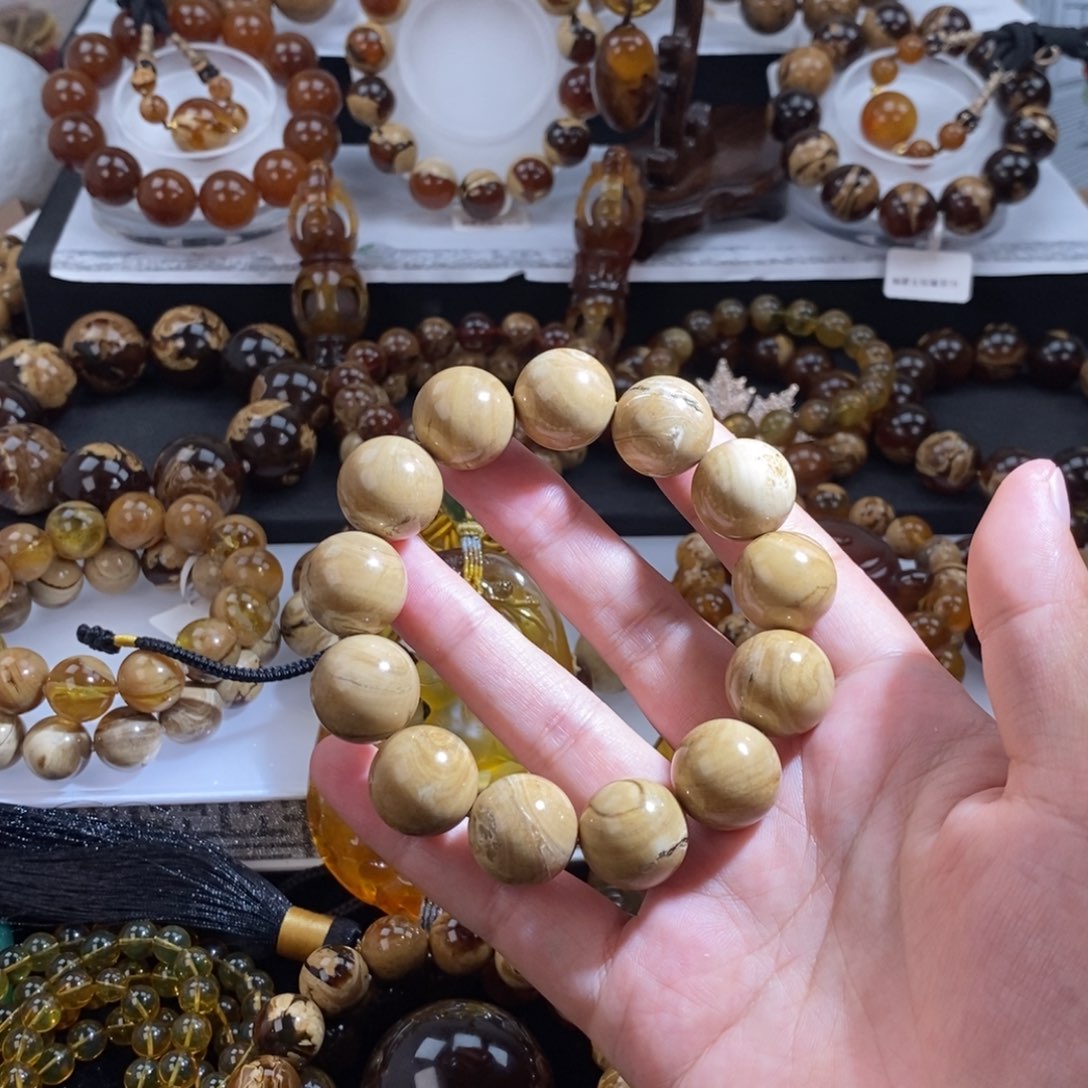 未镶嵌琥珀珠宝奇石