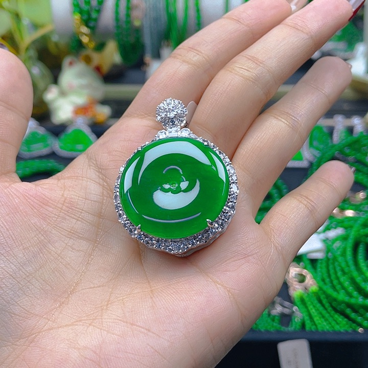 翡翠颈饰未镶嵌海**爸平安扣