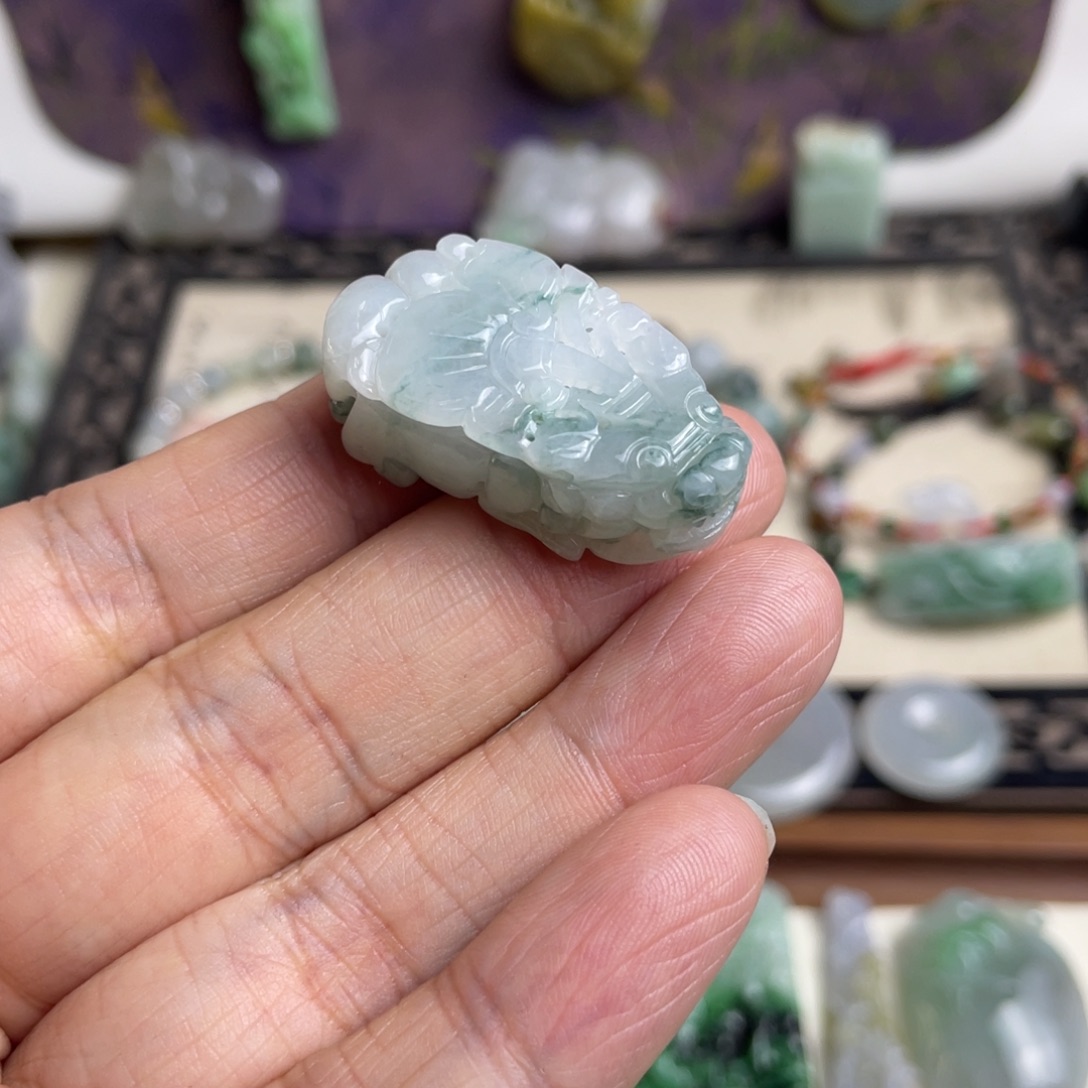 翡翠未镶嵌颈饰飘花貔貅吊坠