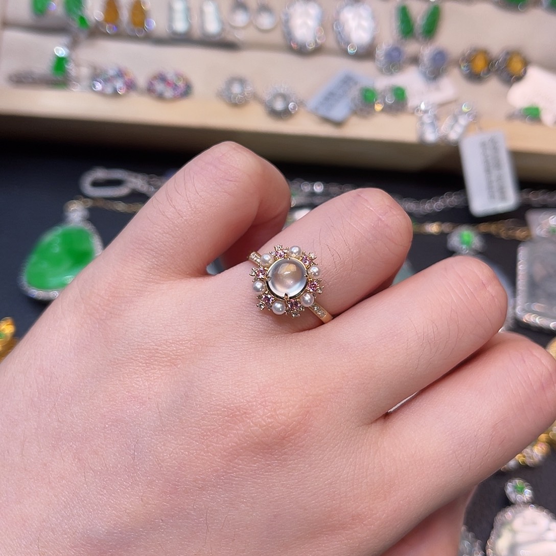 翡翠18K金镶嵌戒指蛋面