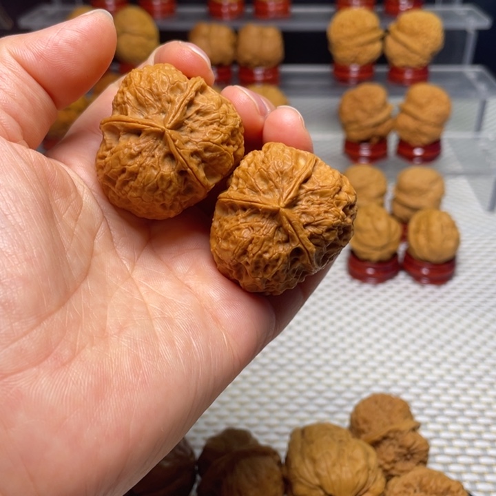 文玩核桃把件14红宝石三棱