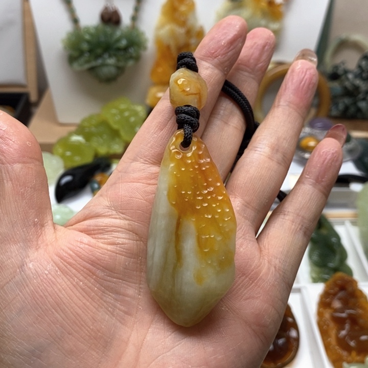 蛇纹石玉颈饰未镶嵌