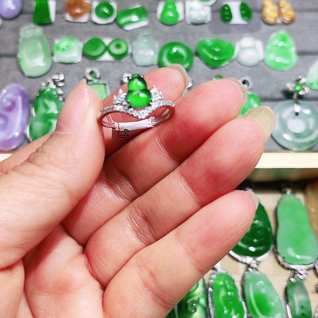 翡翠颈饰未镶嵌裸石