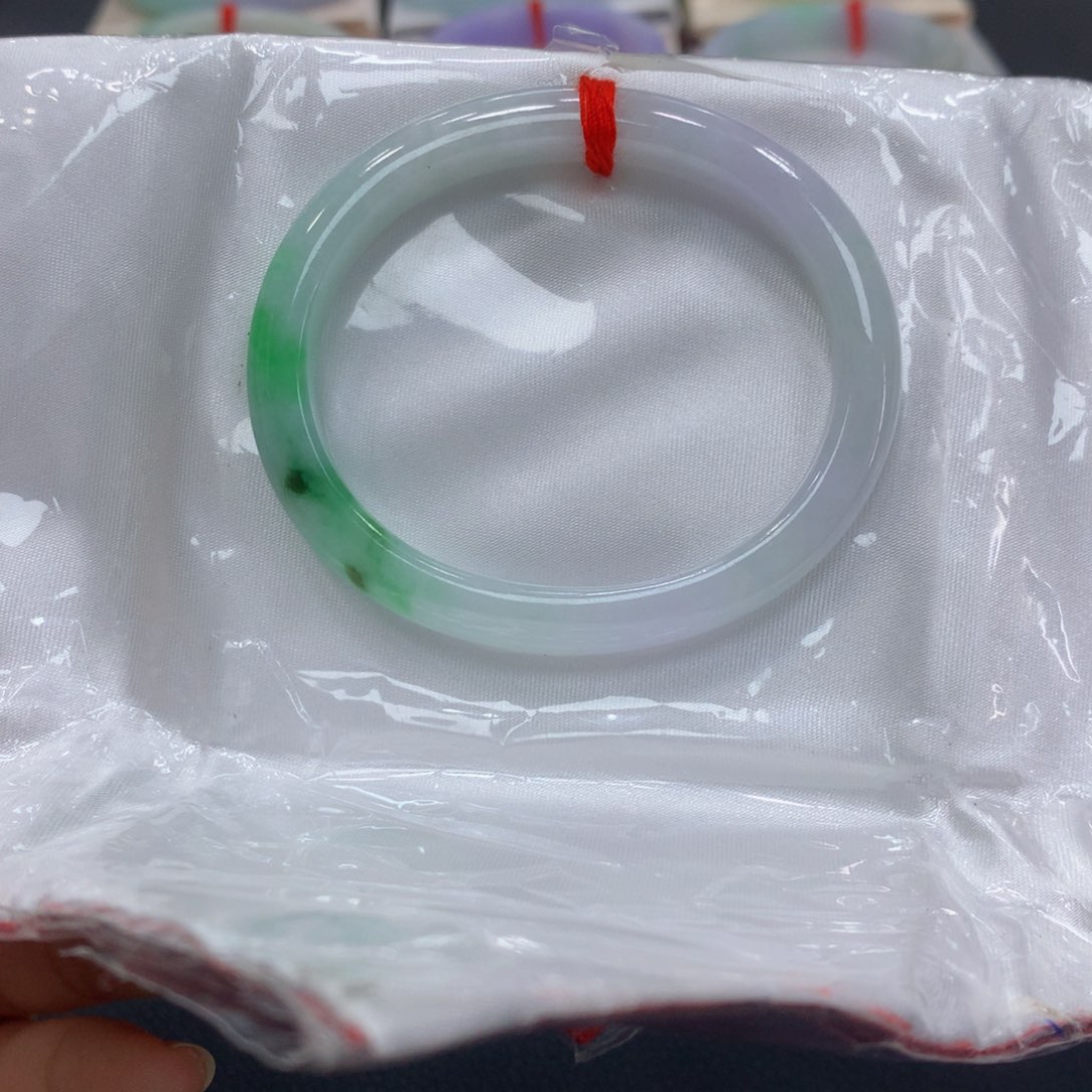 翡翠手镯未镶嵌翡翠