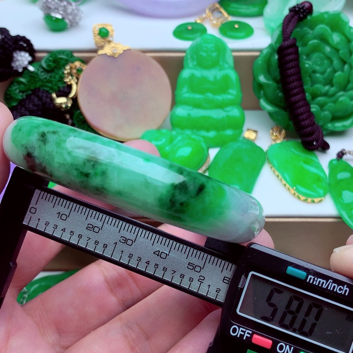 翡翠未镶嵌手镯…．