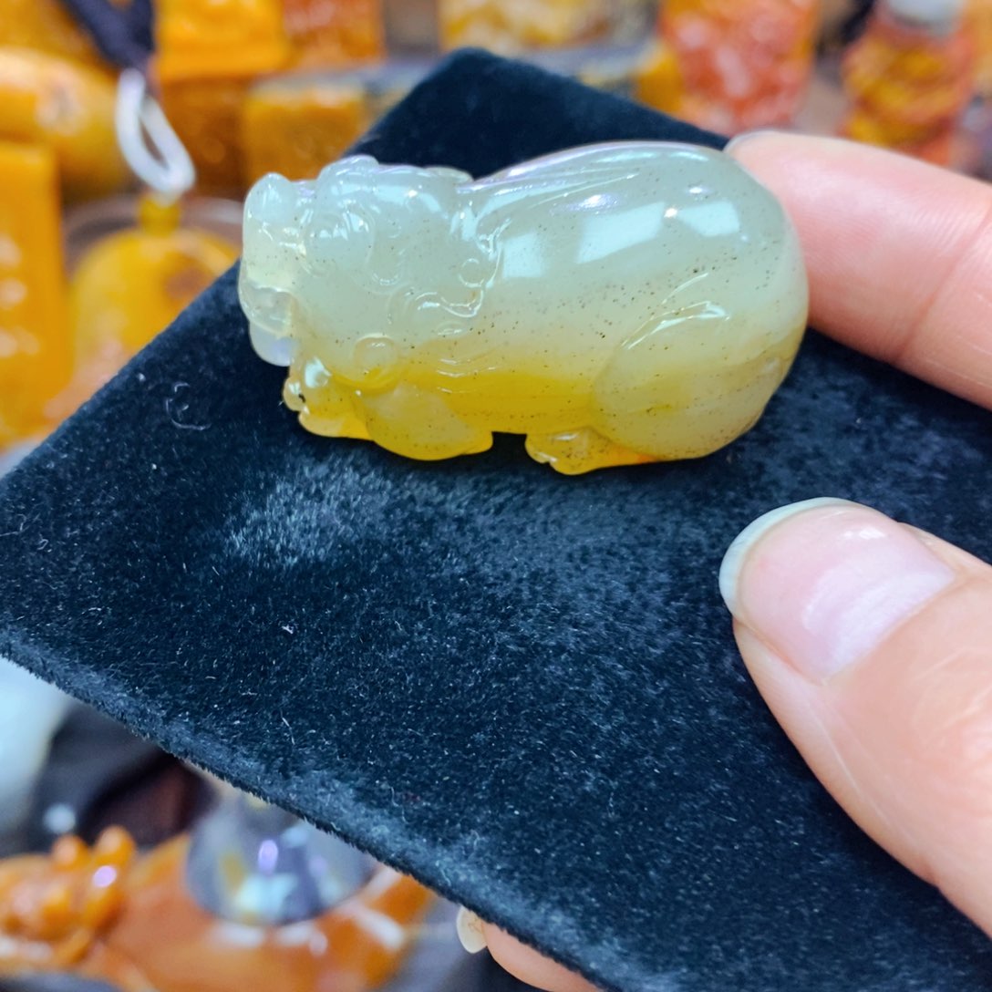未镶嵌石英质玉（黄龙玉）颈饰