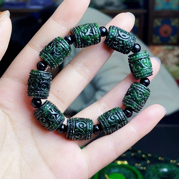 翡翠未镶嵌颈饰多样性